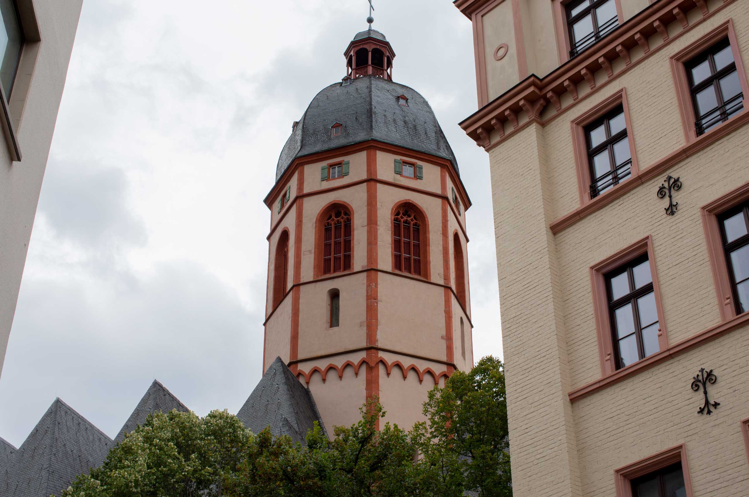 Turm St. Stephan mit den Spitzen des Kirchenschiff-Daches.. Bild: cc Franziska Köppe | madiko