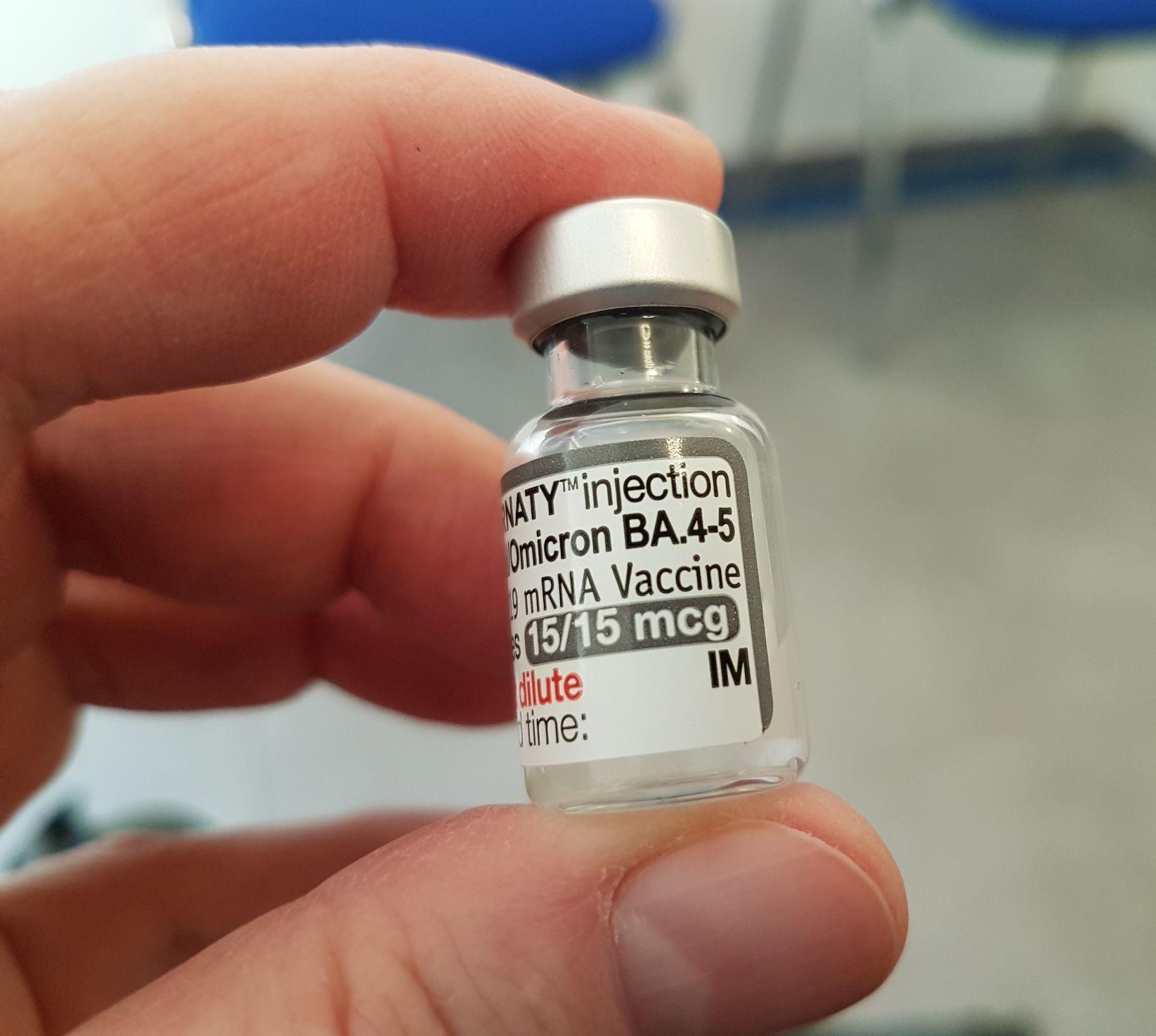 frisch geboostert (Ich halte ein winziges Fläschchen für 6 Impf-Dosen für Erwachsene von Comirnaty Omicron BA.4-5 von BionTech). Bild: copy Franziska Köppe | madiko