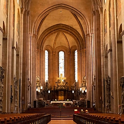 Kirchenschiff mit Blick in Richtung Altar und Kreuz (Ost-Chor). Links im Bild die Kanzel