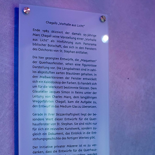 Info-Tafel zur Kultur-Geschichte der Chagall-Fenster für St. Stephan nach dem zweiten Weltkrieg.