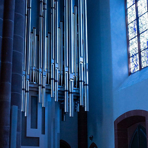 Klais-Orgel von St. Stephan – die silbernen Orgelpfeifen sind getaucht in ein kräftiges, blaues Licht durch das in Kobalt gehaltene Chagall-Fenster (süd-ost-Seite des Kirchenschiffs). 