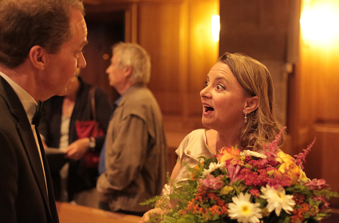 Eine begeisterte Natalie Karl, Sopran im Gespräch mit einem Konzert-Besucher. Bild: copy Franziska Köppe | madiko