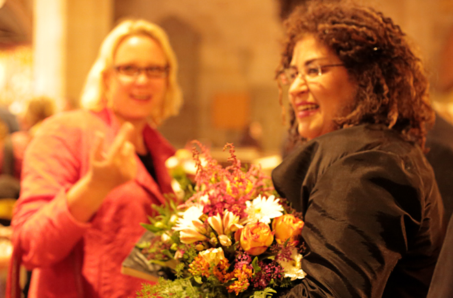 Blumenstrauß für die großartige Renée Morloc (Alt, im Bild rechts) nach dem Konzert. Bild: copy Franziska Köppe | madiko