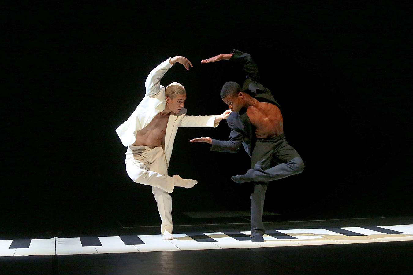 Jorge Garcia Perez and Armando Braswell, “Pas-varotti” by Armando Braswell // Stuttgarter Ballett - Noverre: Junge Choreographen. Bild: copy Ulrich Beuttenmüller