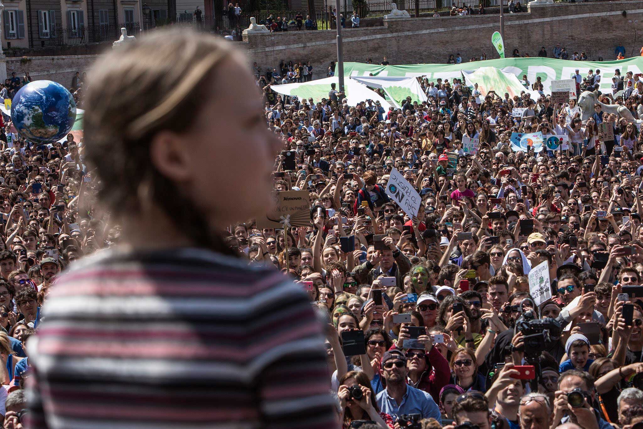 Greta Thunberg vor Streikenden auf dem Piazza del Popolo, Rom am 19.04.2019. Bild: copy Greta Thunberg