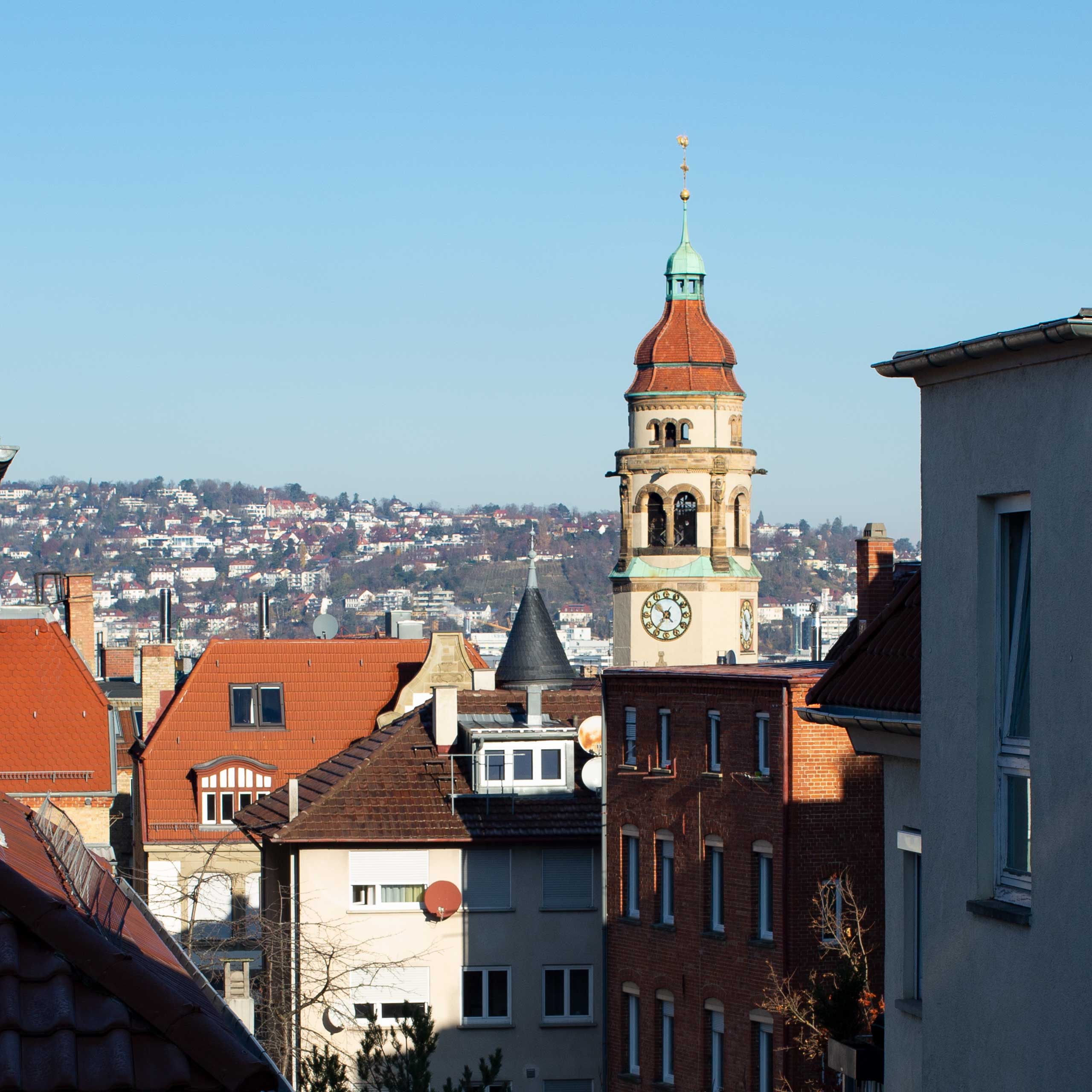 Bürofensterblicke: Stuttgart Lehen | Blick gen Killesberg mit Turm der Markuskirche im Vordergrund und Hinterhöfen. Bild: cc Franziska Köppe | madiko