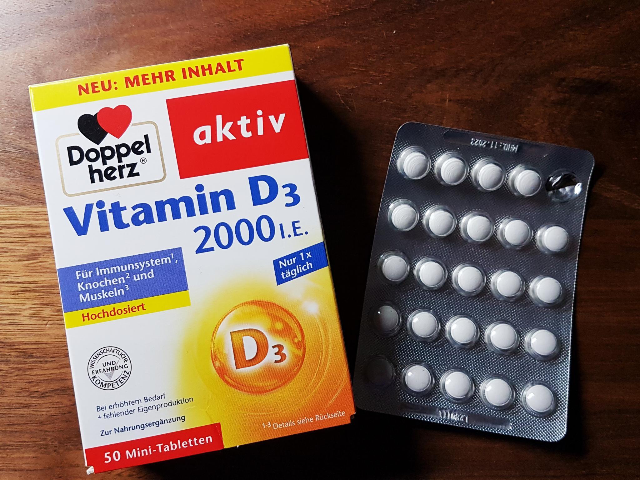Verpackung DoppelHerz: Vitamin D3 der Firma Queisser Pharma auf meinem Schreibtisch. Bild: cc Franziska Köppe | madiko