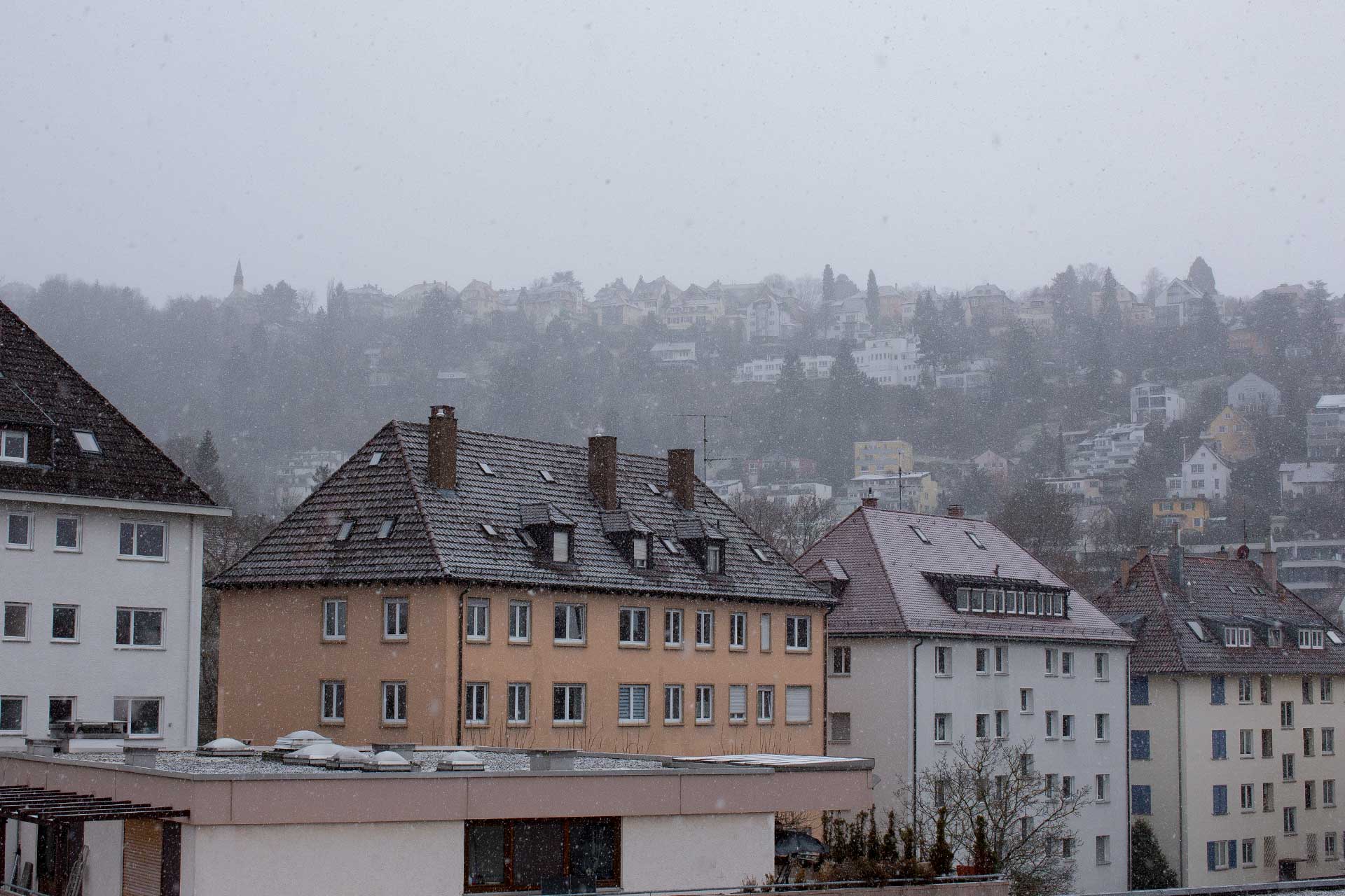 Bürofensterblicke: Schneegestöber. Bild: cc Franziska Köppe | madiko