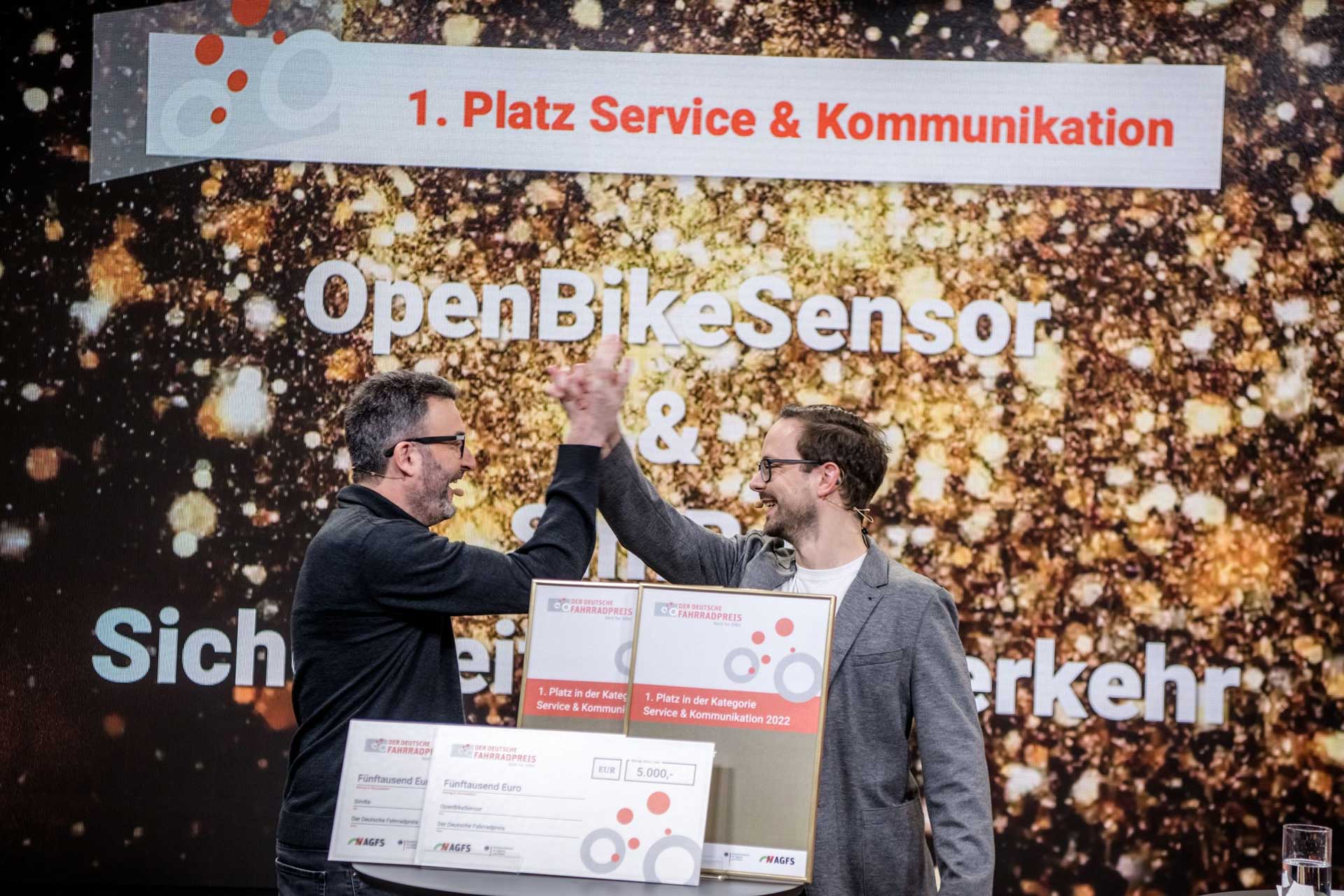 Deutscher Fahrradpreis 2022: Reinhard für das Team OpenBikeSensor (links) & David für das Team SimRa (rechts) bei der Preisverleihung. Bild: copy Deutscher Fahrradpreis // Foto: Endermann