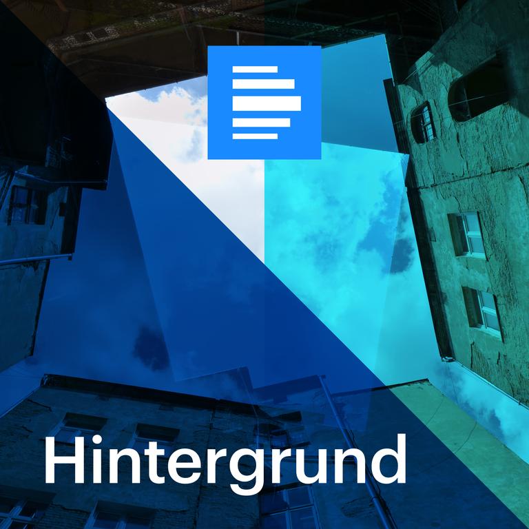 Foto eines urbanen Hinterhofs mit Blick in den Himmel. Vier Häuser ragen hinauf. Der Putz bröckelt von den Fassaden. Die Fenster geschlossen. Überlagert wird das Foto von einem dunkelblauen Rechteck (links unten) und einem hellblauen Streifen (mittig-rechts). In der Mitte oben das Icon für den Deutschlandfunk.