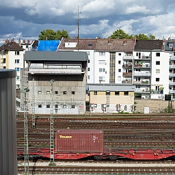 Blick aus dem B+B Hotel in Richtung Osten auf die Gleise und ein Bahnhofsgebäude