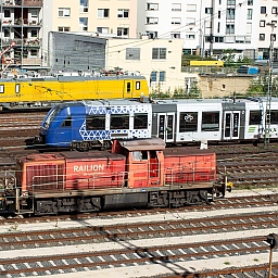Blick aus dem B+B Hotel (5. Stock) auf das Gleisbett mit zwei Lokomotiven für Güterverkehr und Rangier-Verkehr sowie den Triebwagen eines Regionalzugs.