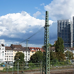 Mainz Hauptbahnhof: Blick über das Bahnhofsviertel mit den Türmen der KPMG-Hochhäuser. Am Himmel türmen sich dicke Regenwolken.