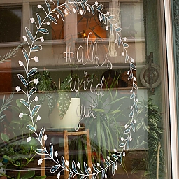 Fenster eines Cafés in der Altstadt mit Fensterbemalung: alles wird gut
