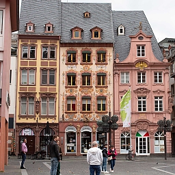 Mainz Marktplatz mit alten Gebäuden (Apotheke, Musikalien-Geschäft und Piccola Salumeria Stella, ein italienisches Restaurant)
