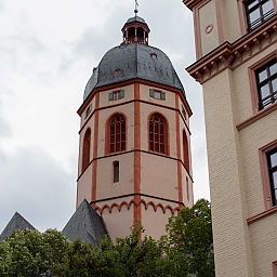 Turm St. Stephan mit den Spitzen des Kirchenschiff-Daches.