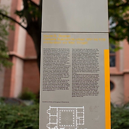 Stele Historisches Mainz auf dem Platz vor St. Stephan mit Infos zur Kirche (Text siehe Zitat im Blogbeitrag)
