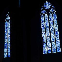 Gotische Rundbogen-Fenster mit Chagall-Motiven in kräftigem Kobalt-Blau (nord-westliches Seitenschiff)