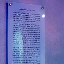 Info-Tafel zur Kultur-Geschichte der Chagall-Fenster für St. Stephan nach dem zweiten Weltkrieg.