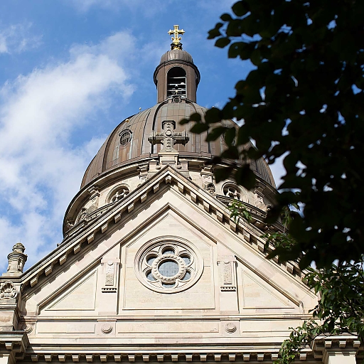 Halbnahe auf das Kuppeldach der Evangelischen Christus Kirche, fotografiert vom Haupteingang der Kirche aus.