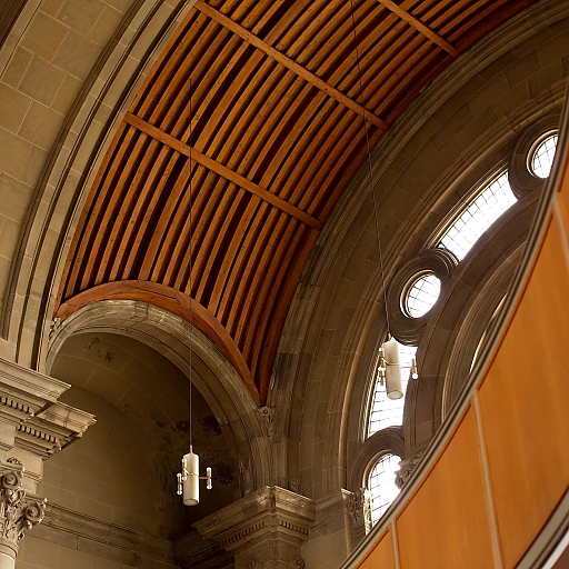 Innenarchitektur der Evangelischen Christus Kirche mit Blick nach oben in das Gewölbe. Holz-Konstruktion aus heller Buche folgt der Rundung des Hauptfensters. Alles in helles, freundliches Licht getaucht.