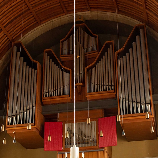 Totale der Orgel. Die Orgelpfeifen sind gerahmt in einer Buchenholz-Konstruktion, alles schlicht und minimalistisch. Den Sandsteinbogen rahmt ebenfalls eine Buchen-Holz-Konstruktion, das die großzügige Nische für das Instrument formt und sicher ebenfalls zur Akustik beiträgt.