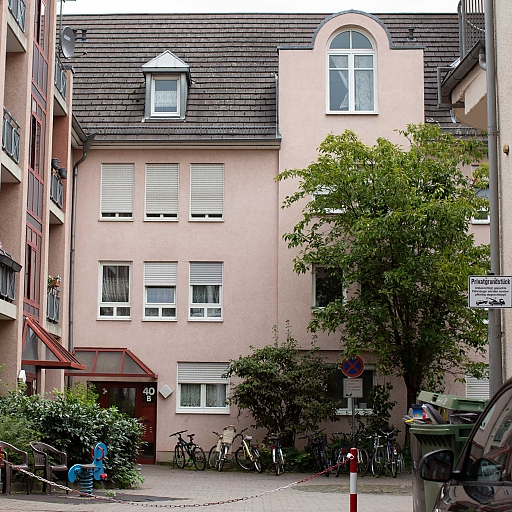 Blick in den Hof einer der moderneren Gebäudekomplexe in der Gaustraße (Mainz Zentrum)