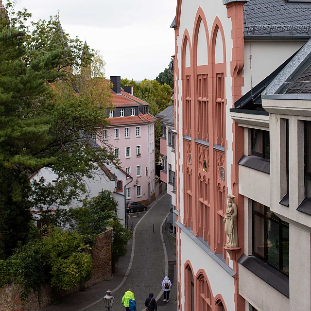Blick von St. Stephan in die Willigis-Straße mit dem Bischhöflichen Willigis-Gymnasium (links) und Gebäuden der Mainzer Universität (rechts).