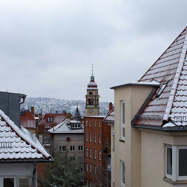 Blick auf Stuttgart-Süd (Markus-Kirche und Lehenviertel) und im Hintergrund Stuttgart-Nord. Häuser, Büsche und Bäume sind überzuckert mit einer feinen Schicht Schnee.