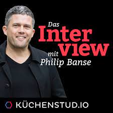 Portrait-Foto von Philip Banse, gekleidet in Schwarz, vor schwarzem Hintergrund. Dazu der Titel des Podcasts. Am unteren Ende ein schwarzes Band mit dem Logo.