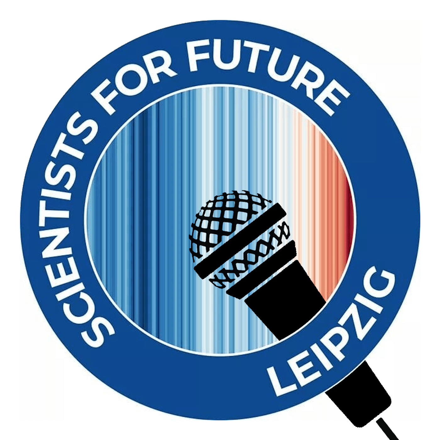 Im Hintergrund: Warming Stripes für Leipzig. Darüber das Logo Scientists For Future Leipzig plus ein Icon von einem Mikrofon (in schwarz).