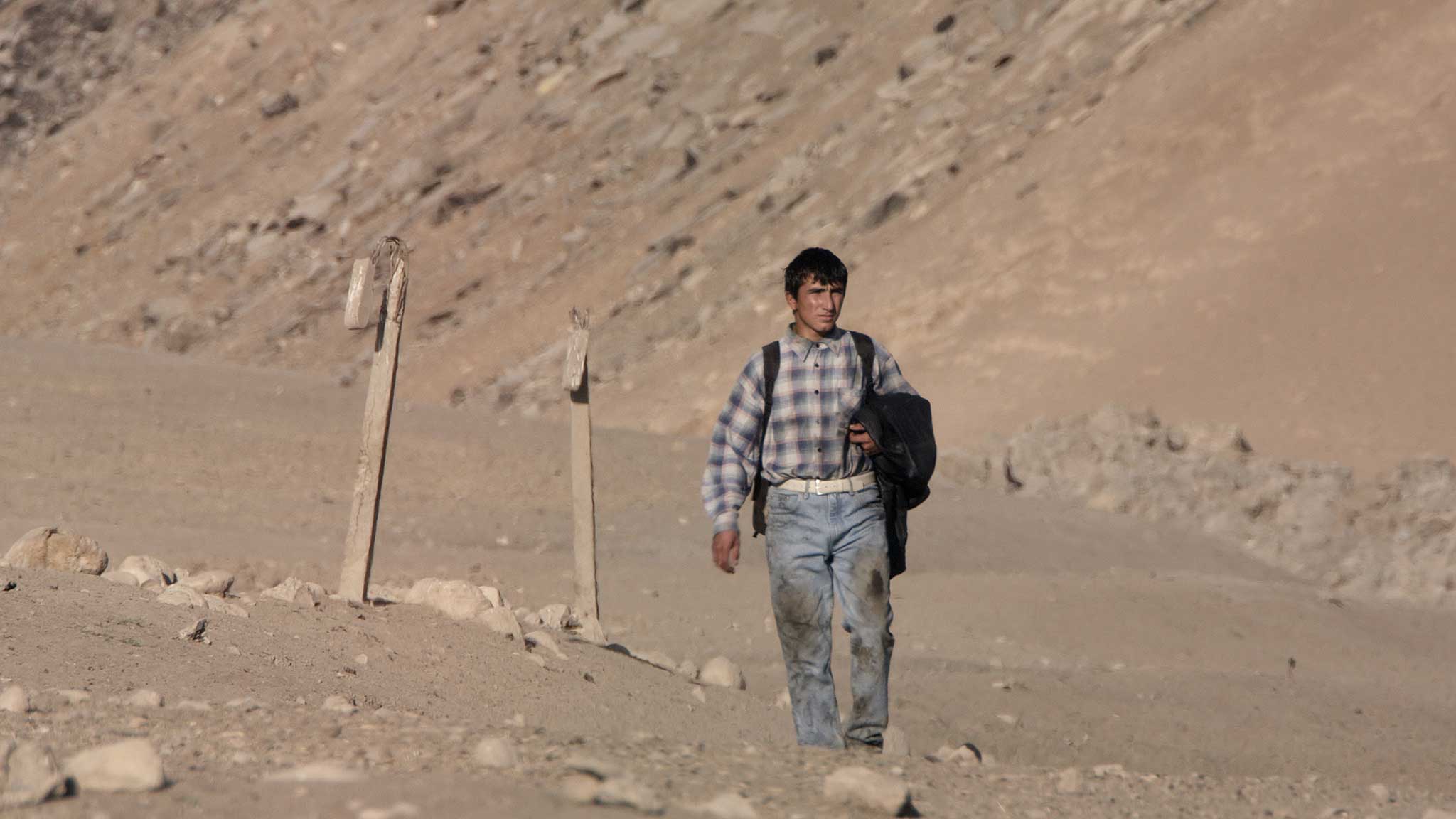 Siyar (Taher Abdullah Taher) Fußmarsch in der Wüste; Pressefoto zum Spielfilm DER JUNGE SIYAR, Kinostart: 11.09.2014. Bild: copy Dualfilm Verleih GmbH