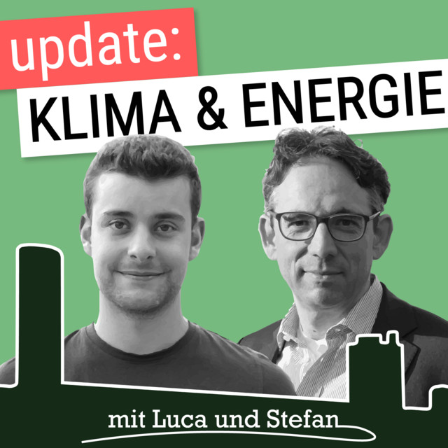 Luca Samlidis und Stefan Gsänger (jeweils im schwarz-weiß Portrait), hell-grüner Hintergrund mit dem Titel des Podcasts. Siluette einer Stadt und die Vornamen der beiden im unteren Bereich des Bildes.